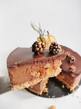Charger l'image dans la galerie, Insert poires dans un gateau poires-chocolat. Sans cuisson, sans noix, sans sucre, sans lactose, sans gluten.Mademoiselle Truffe