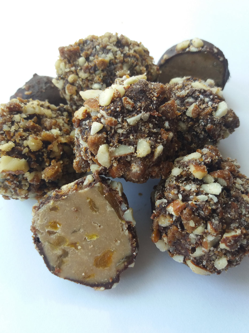 Gâteaux crus/ dessert sains. Truffes crues abricot-amandes