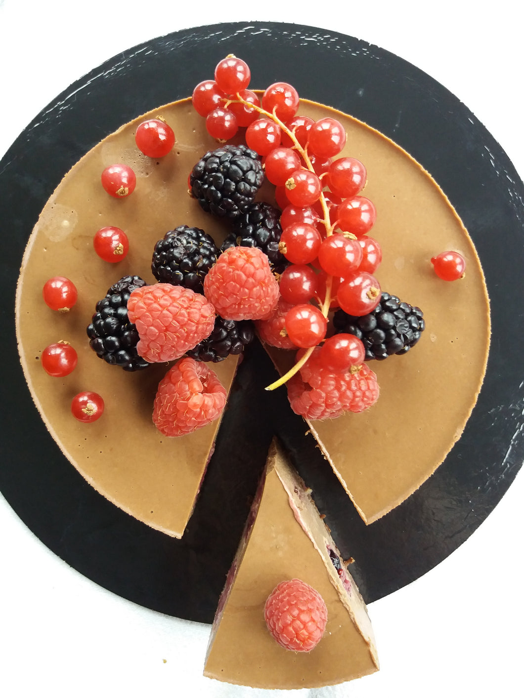 gateau sans cuisson chocolat et fruits rouges; vegan, sans sucre raffiné, sain | Mademoiselle Truffe