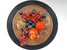Charger l&#39;image dans la galerie, Gateau cru sain, vegan, sans gluten, sans sucre raffiné; chocolat et fruits rouges |Mademoiselle Truffe
