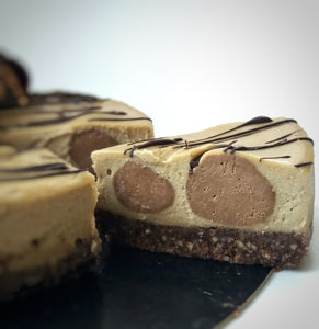 Gâteau cru vegan au café et truffes au chocolat et chocolat cru