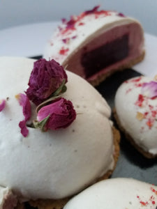 Rose, fruits rouges, gateau cru vegan elegant sans gluten|Mademoiselle Truffe