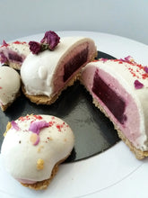 Charger l&#39;image dans la galerie, Curiosité et douceur dans un gateau cru vegan hibiscus, rose, fruits rouges|Mademoiselle Truffe
