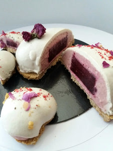 Curiosité et douceur dans un gateau cru vegan hibiscus, rose, fruits rouges|Mademoiselle Truffe