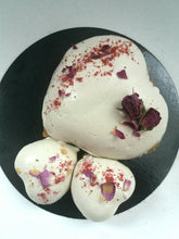 Charger l&#39;image dans la galerie, Gateau cru vegan hibiscus, rose, fruits rouges; Mademoiselle Truffe
