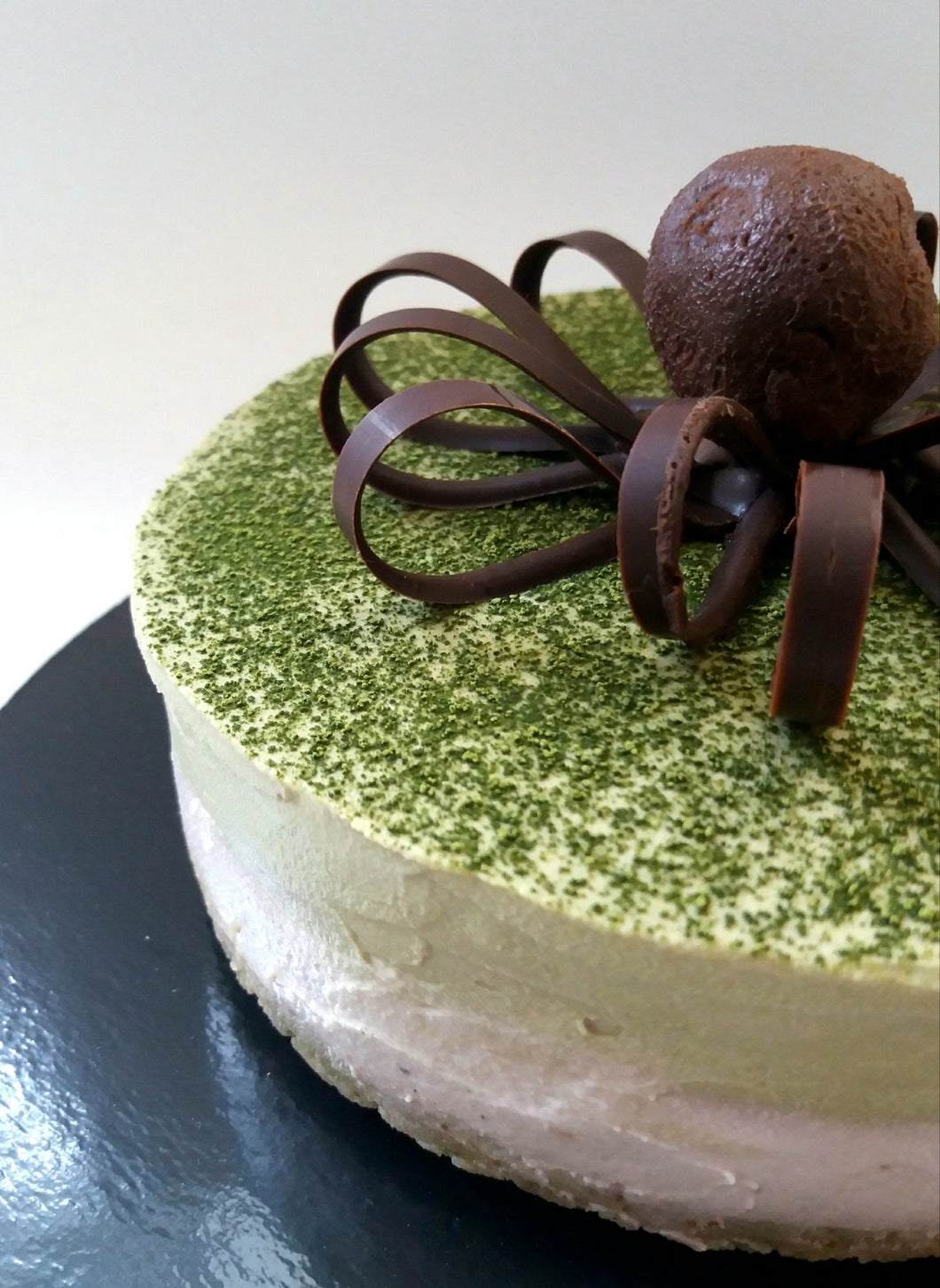 Simplicité et bien-être dans un gateau cru vegan matcha-mangue|Mademoiselle Truffe 