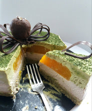 Charger l&#39;image dans la galerie, Gateaux sans sucre raffiné, sans lactose, sans gluten. Décoration en chocolat cru. Insert mangue|Mademoiselle Truffe
