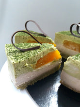 Charger l&#39;image dans la galerie, Matcha bio et chocolat cru dans un gateau cru vegan |Mademoiselle Truffe
