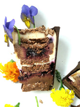 Charger l&#39;image dans la galerie, GATEAU AUX FLEURS COMESTIBLES
