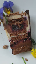 Charger et lire la vidéo dans la visionneuse de la Galerie, GATEAU AUX FLEURS COMESTIBLES
