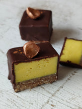 Charger l&#39;image dans la galerie, Bouchée orange chocolat cru; Vegan, delicieux, cru, sain.
