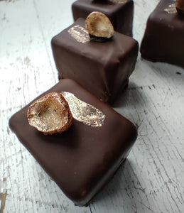 Sans gluten, sans sucre raffiné, vegan, cru, délicieux et sain. Bouchée orange chocolat.